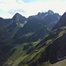 La Wenner Berg Alpe con le magnifiche montagne che le fanno corona. A sinistra, ben visibile il Walder Bach, emissario dell'Hinterer See.