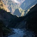 Der Kali Gandaki mit dem Nilgiri im Hintergrund. Noch ist es angenehm kühl. An diesem Tag haben wir 1600 Höhenmeter mit vollem Gepäck vor uns. 