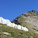 Affioramento di roccia bianca in prossimità della cima del Corno di Cramec