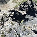 Abseilen zum ersten. Vorne, beim grossen Stein, bzw. dahinter ist die Abseilstelle 2. 