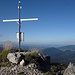 Das Gipfelkreuz der Kleinen Klammspitze blickt hinaus ins Alpenvorland.