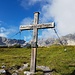 Schönes Kreuz auf dem Hirschleskopf vor einer wilden Felslandschaft