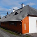 Das ehemalige Forsthaus Prüstling (Březník). Ursprünglich 1804 errichtet, diente es im kalten Krieg als Unterkunft für Grenzschutzeinheiten. Nach der Grenzöffnung wurde das verfallene Gebäude neu aufgebaut und beherbergt nun ein Informationszentrum des Nationalparks.