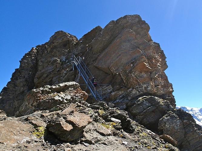 Sogar mit einer Treppe. - Fotos [hikr.org]