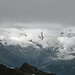 Auf dem Gipfel; unten, wenig links der Bildmitte: Jegihorn 3206 m. Da gibt es einen Klettersteig mit einer spektakulären Seilbrücke.