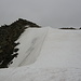 Links, jenseits des Schneefeldes, der Nebengipfel Pkt. 3451 m