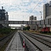 Der Bahnhof in Harburg liegt mitten in einer riesigen Zementfabrik