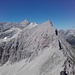 Die Moserkarspitze ist der nächste Gipfel nach der Kühkarspitze. In den Zwickel, in den der Schutt am weitesten hinaufreicht, steigt man nahe des Ostgrats in der Flanke nach oben.