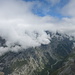 Tiefblick vom Tatelishorn ins Gasteretal. Das Doldenhorn steckt in den Wolken.