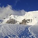 kurz oberhalb des Lombardi-Biwak (3316 m) - der Gipfel kommt allmählich näher.