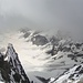Blick vom Gipfel hinab zum Sulden-Ferner. Der Monte Zebru versteckt sich in den Wolken.