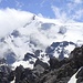 Payerhütte und Ortler - man sieht hier nicht viel von der Wegspur (rechts auf dem Gletscheranstieg), dafür aber die markanten Wegpunkte: Payerhütte, Tabarettaspitze (die nordwestseitig gequert wird), Scharte, Tschierfeckwandl, Bärenloch (die Spalten und Seracs rechts, hinter dem Fels) und dann der ca. 40 Grad steile Aufstieg zum oberen Ortlerferner, und natürlich den Gipfel