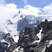 Hier sieht man nun - im Zoom - rechts oben auf dem Gletscher ein Stück von der Aufstiegsspur (von links unten nach rechts oben), und die Seracs rechts daneben befinden sich über dem Bärenloch.