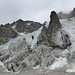 Von rechts bricht der Glacier du Mont Blanc eindrucksvoll auf den Miage-Gletscher herunter