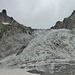 Der Glacier du Dome - hier noch etwas zu schwierig, um ihn als direkte Route zu nutzen. Er wird hier links im Bild über Felsen, das grüne Band und das Schneefeld im oberen Bildteil umgangen.