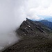 Blick von der Kreuzspitze zurück zum Grat zur Durrenseespitze - Nebel fällt ein.