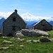I tetti delle baite dell'Alpe Scaredi hanno la stessa inclinazione dei versanti delle cime alle loro spalle.