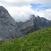 Seewarte (links) und Seekopf; dazwischen drängen Wolken durch den Wolayer Pass