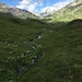 wir sind im Aufstieg im Val Canal mit dem Piz Medel am Horizont