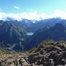 Blick nach Osten vom Pizzo Rossetto: Der Pizzo Pianca und der Sosto rahmen den Lago di Luzzone ein.