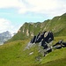 Schwarze Burg aus herabgefallenen Blöcken in der Foppa di Negra. Zwischen den grossen Felsen verbirgt sich eine kleine Hütte.