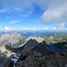 Gipfelblick nach Österreich - den wunderschönen Lünersee kann man erahnen. Von hier geht der "Normalaufstieg" hinauf.