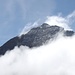 <b>Monte Leone (3553 m).<br />Per un attimo si libera dalla nebbia anche la vetta del Monte Leone: una montagna imponente e nel contempo elegante.</b>