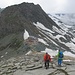 Abstieg mit Blick (vom Klein Allalin) zu Hinter Allalin, Britanniahütte und Egginerjoch