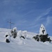 die letzten Tännchen, vom "Verpackungskünstler" Winter eingehüllt, vor dem Gipfel