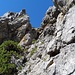 Hier kletterte ich hinauf und gelangte hinter den Felsen rechts an ein winziges Schartl im Ostgrat (nicht im Bild).