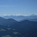 Julische Alpen (in der Ferne) von Emberger Alm; links der Weissensee