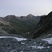 Zur Morgendämmerung erreichen wir den Gletscher und seilen an.