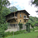 Sogenanntes Schweizerhaus. In den im Alpen-Stil gebauten Häusern wohnten die im Schloß Beschäftigten.