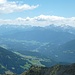 Terenten über dem Pustertal, dahinter die Dolomiten
