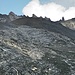 Mit allem Zoom, den meine Billigkamera bietet, der Dito di Dio (ganz rechts), eine bekannte Steinformation östlich des Piz Surgonda. Da hinten ist sowieso Wunderland, eine der beeindruckendsten Berggegenden, die ich kenne.