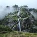 Überall ergießen sich malerische Wasserfälle von den steilen Felswänden herunter. Der Boden ist getränkt mit den Niederschlägen der letzten Tage.