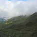 Die ersten zwei Kilometer ist der Weg identisch mit dem Berliner Höhenweg. Dann folgt auf 2260m eine Abzweigung, wir gehen gerade aus und nur mit leichter Steigung den Talkessel des Rosskars aus.