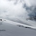 Am Anseilplatz auf ca. 2900 Meter zeigt sich der Schwarzenstein erstmals hinter Wolkenschleier.