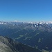 Im Südosten zeigt sich die Fortsetzung des Panoramas von den Dolomiten bis zu den Hohen Tauern.<br />Ganz links beim Gipfelkreuz der benachbarte Große Löffler.<br />