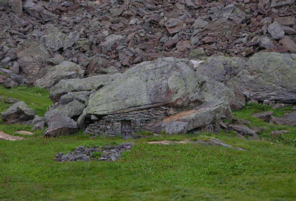 und originellem Keller neben dem kleinen Rustico der... [hikr.org]