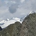 Großglockner (ganz rechts), teils von einem der Klammerköpfe verdeckt, herangezoomt, vom Gipfel des Keeskopf aus