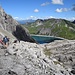 Von der Totalp Hütte folgt dann noch der Abstieg im Gänsemarsch. Die schöne Aussicht aufs Lünerseetürkis macht dafür umso mehr Freude.
