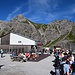 Wieder bei der Douglass Hütte mit Bergstation Lünerseebahn. Die Warteschlange für die Talfahrt ist laaaaang. Hätten wir nicht schon Berg- UND Talfahrt bezahlt gehabt, so hätte ich wohl mit Nachdruck für den Abstieg per pedes lobbiert.