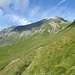 vorne, oberhalb der Alp geht's rechts aufwärts zum Furggeli