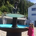 Erfrischung an einem privaten Brunnen in Rheinsulz