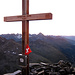 Um sechs Uhr beim Gipfelkreuz mit Schweizerfahne