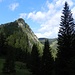 Am oberen Ende der Skiliftschneise macht der Abbruch am Ostende des Spieser/Hirschberg-Stocks Eindruck.