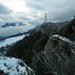 Blick zurück, bei immer wieder aufziehenden Wolken und starkem Wind, gegen Balmfluechöpfli und Röti
