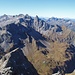 Allgäuer Hauptkamm, in der Mitte Mädelegabel links, rechts das spitze Horn ist die Trettachspitze(2595m)
Unten in den Wiesen die Kemptener Hütte