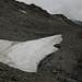 Der kümmerliche Rest des Turba-Gletschers. Der Weg geht rechts daran vorbei. Und noch weiter rechts geht es fast senkrecht in die Tiefe.